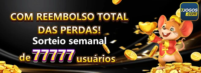 Usuário jogando 7jogos no celular em parque